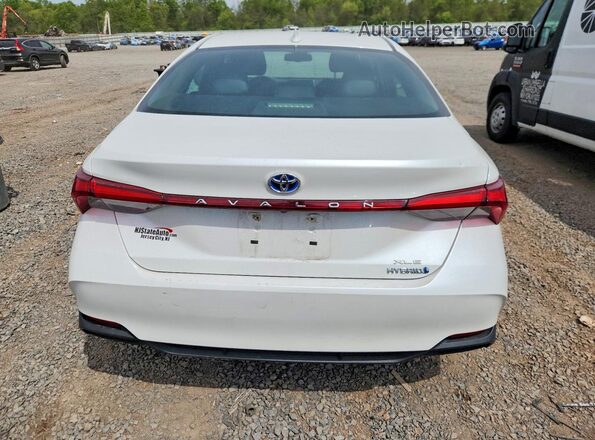 4T1JA1AB3MU002178 2021 TOYOTA AVALON White უკანა ხედი