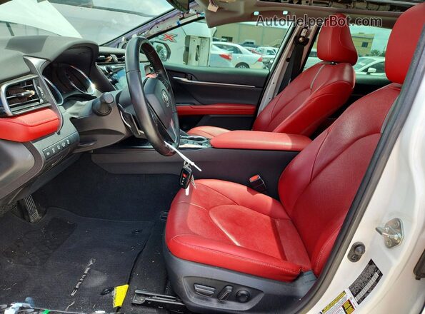 4T1K61AK0LU383475 2020 TOYOTA CAMRY Белый Вид салона спереди