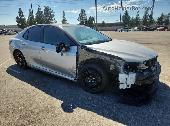 4T1K61AK7LU306294 2020 TOYOTA CAMRY Gray Delantero derecho