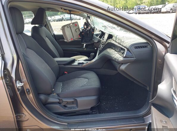 4T1R11BK5PU094447 2023 TOYOTA CAMRY Gray წინა სალონის ხედი