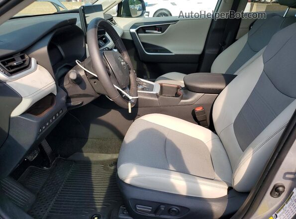 4T3D6RFV9PU134969 2023 TOYOTA RAV4 Серебряный Вид салона спереди