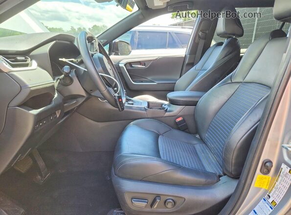 4T3E6RFV2MU048208 2021 TOYOTA RAV4 Серебряный Вид салона спереди