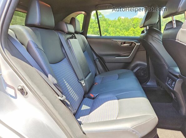 4T3E6RFV2MU048208 2021 TOYOTA RAV4 Серебряный Вид задней части салона