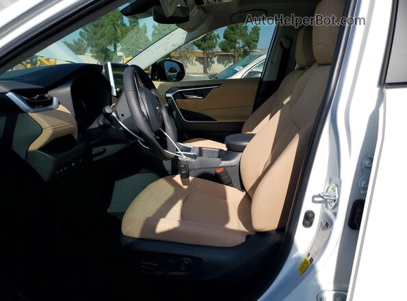 4T3RWRFV0SU209072 2025 TOYOTA RAV4 White Front interior view