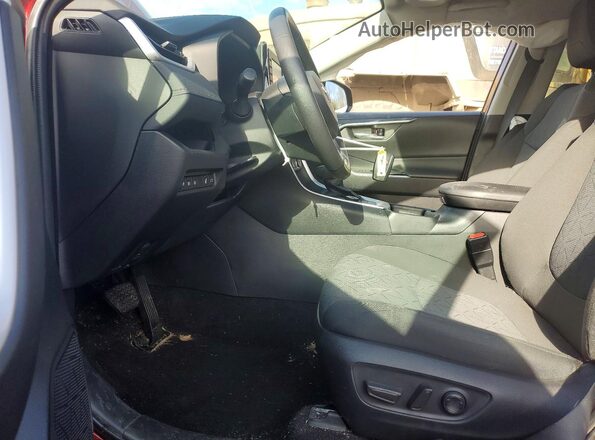 4T3RWRFV2NU067618 2022 TOYOTA RAV4 Бордовый Вид салона спереди