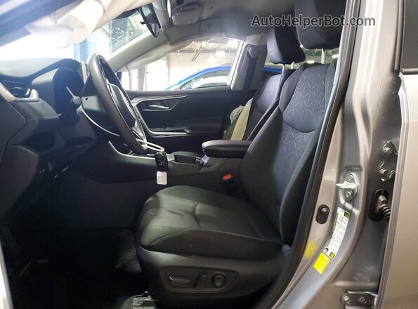 4T3RWRFV8RU151304 2024 TOYOTA RAV4 Серебряный Вид салона спереди