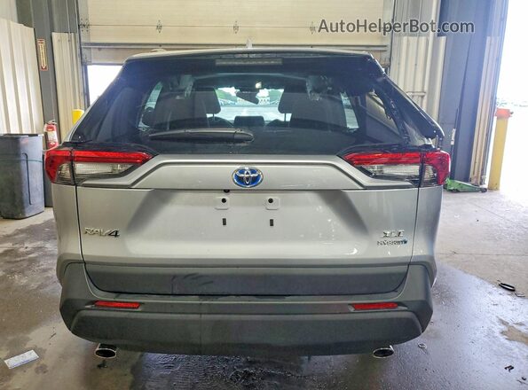 4T3RWRFV8RU151304 2024 TOYOTA RAV4 Серебряный Вид сзади