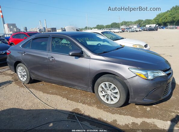 4T4BF1FK0GR555024 2016 TOYOTA CAMRY Gray Սալոնի հետևի տեսք