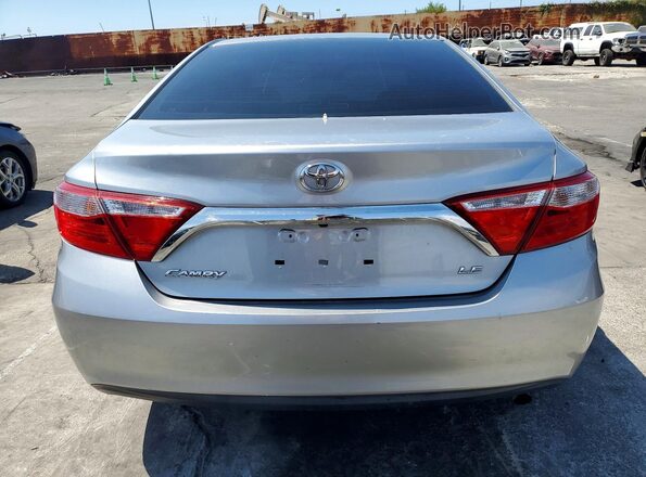4T4BF1FK2GR517620 2016 TOYOTA CAMRY Серебряный Вид сзади