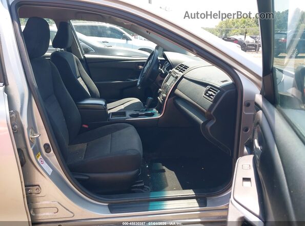 4T4BF1FK5GR554032 2016 TOYOTA CAMRY Silver Widok wnętrza z przodu
