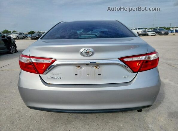 4T4BF1FK9GR573974 2016 TOYOTA CAMRY Silver Vista trasera