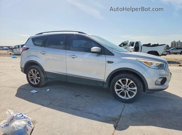 1FMCU9G90JUB48889 2018 FORD ESCAPE Серебряный Вид спереди