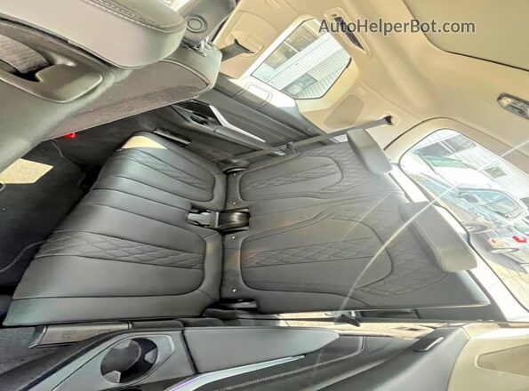 5UX23EM0XS9X97121 2025 BMW X7 White Вид задньої частини салону