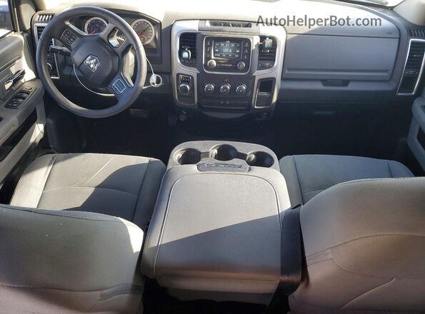 1C6RR6GG1JS126853 2018 RAM 1500 Серебряный Вид щитка приборов