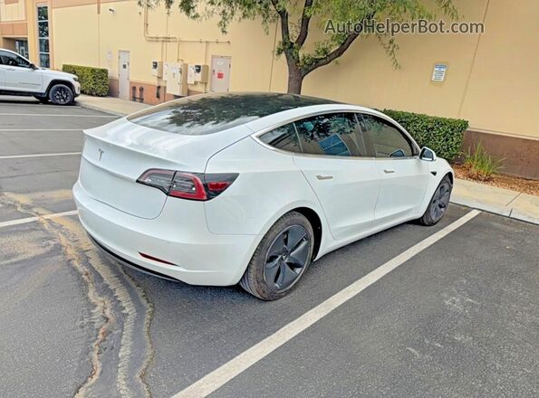 5YJ3E1EA3LF799963 2020 TESLA MODEL 3 White Widok z przodu