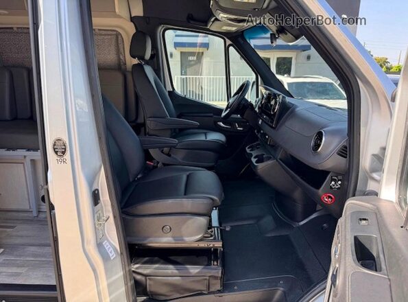 W1X4EBHY0NP484324 2022 MERCEDES-BENZ SPRINTER Silver Widok deski rozdzielczej