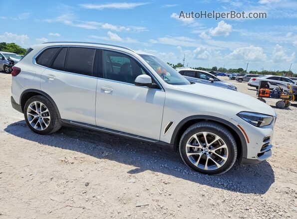 5UXCR4C00N9K13599 2022 BMW X5 White Front view