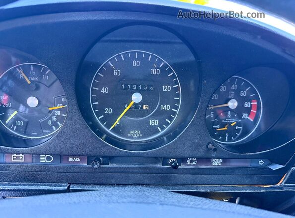 10704412028692 1976 MERCEDES-BENZ 450 Red Widok zestawu wskaźników