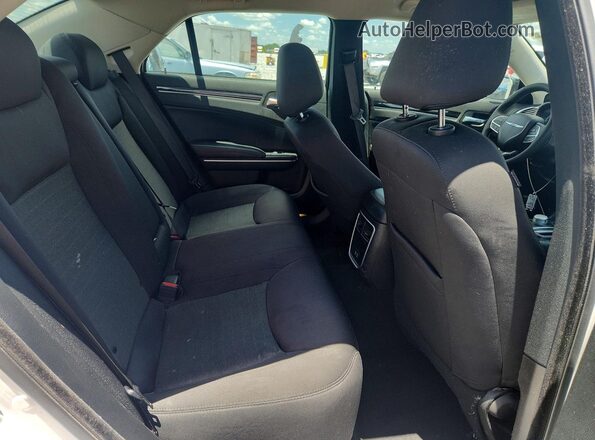 2C3CCAAG4NH236745 2022 CHRYSLER 300 White Rear interior view