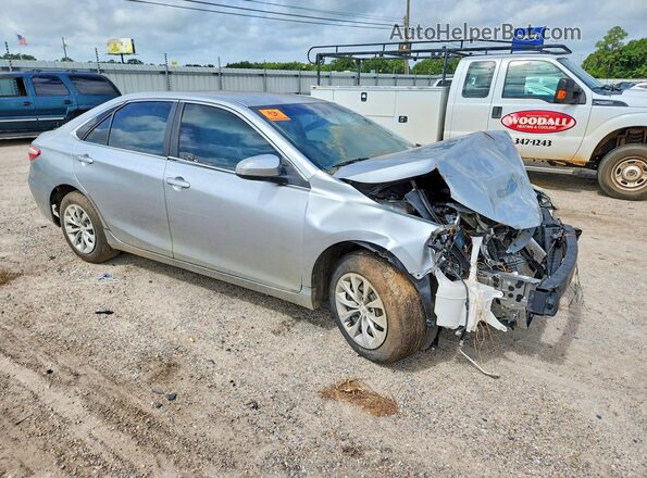 4T1BF1FK9HU384866 2017 TOYOTA CAMRY Серебряный Вид спереди