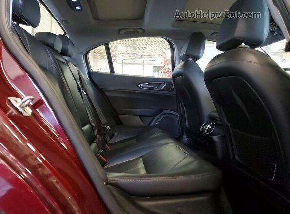 ZARFAEDN8H7558407 2017 ALFA ROMEO GIULIA Maroon Widok wnętrza z tyłu