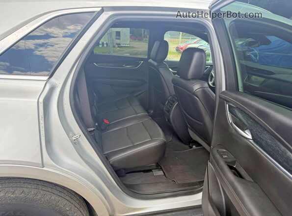 1GYKNDRS3LZ185113 2020 CADILLAC XT5 Silver Widok wnętrza z przodu