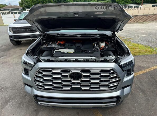 7SVAAABA4RX030349 2024 TOYOTA SEQUOIA Silver Вид ззаду