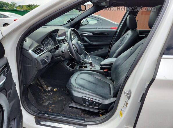 WBXHU7C31J5H42519 2018 BMW X1 White Vista del salpicadero