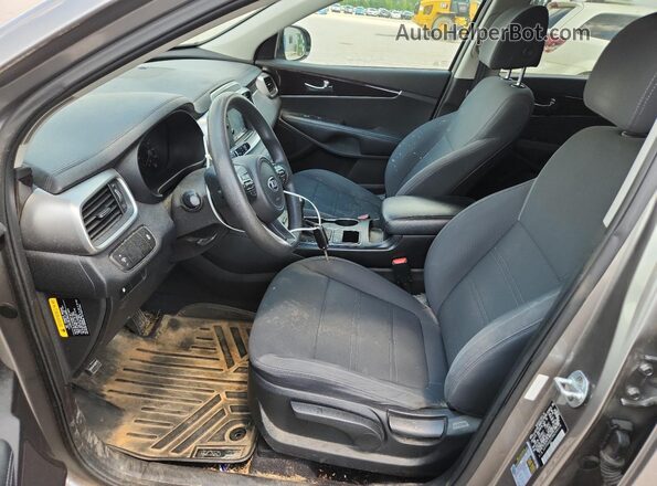 5XYPG4A32HG209126 2017 KIA SORENTO Silver Front interior view