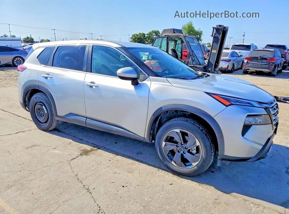JN8BT3BB1SW155807 2025 NISSAN ROGUE Silver Delantero derecho