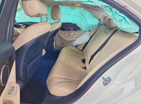 55SWF8DB1KU308333 2019 MERCEDES-BENZ C White Vista de los asientos traseros