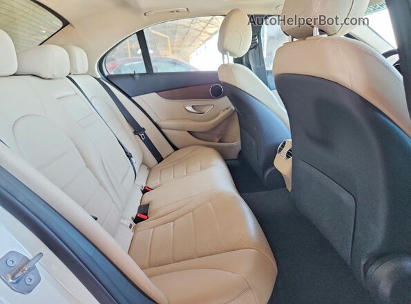 55SWF8DB5KU300610 2019 MERCEDES-BENZ C White Vista de los asientos traseros