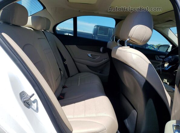 55SWF8EB7KU286532 2019 MERCEDES-BENZ C White Widok tylnych siedzeń