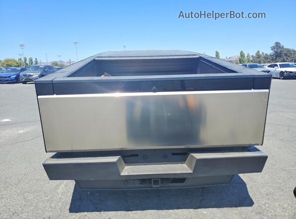 7G2CEHED4RA050983 2024 TESLA CYBERTRUCK Silver Widok wnętrza z przodu