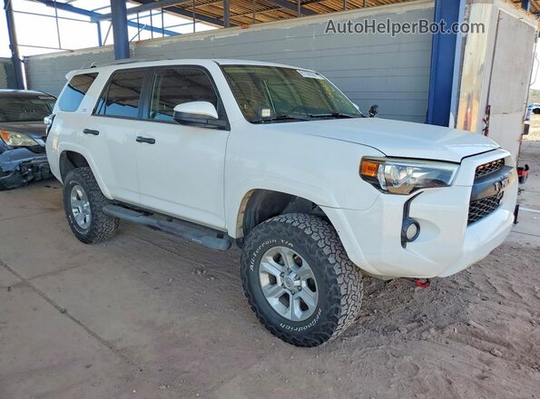 JTEZU5JR4J5174546 2018 TOYOTA 4RUNNER White Widok z przodu