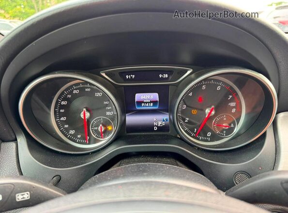 WDCTG4EB1KU004669 2019 MERCEDES-BENZ GLA White Vista del salpicadero
