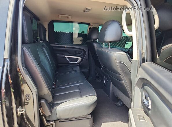 1N6AA1E55HN559258 2017 NISSAN TITAN Black Вид задньої частини салону