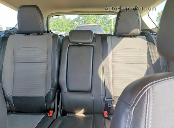 1FMCU9J9XHUD47404 2017 FORD ESCAPE Silver Widok wnętrza z tyłu
