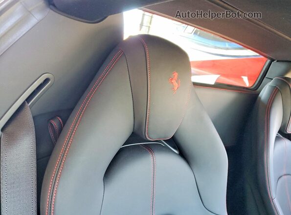 ZFF93LMA3M0267580 2021 FERRARI F8 Red Vista de los asientos traseros