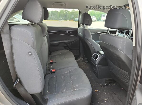 5XYPG4A32HG209126 2017 KIA SORENTO Silver Rear interior view