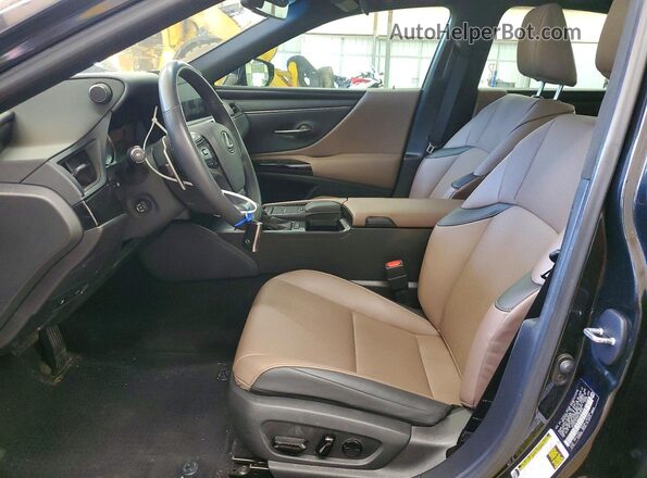 58ADZ1B12NU120809 2022 LEXUS ES Черный Вид салона спереди