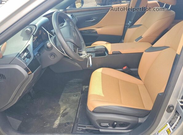 58ADZ1B17NU124189 2022 LEXUS ES Silver Front interior view