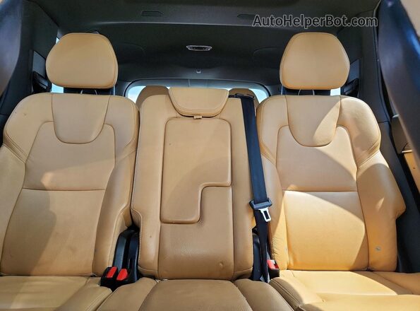 YV4A22PKXJ1333641 2018 VOLVO XC90 White Vista interior trasera