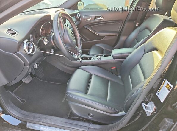 WDCTG4EB8JJ401957 2018 MERCEDES-BENZ GLA-CLASS Black Առջևի վահանակի տեսք