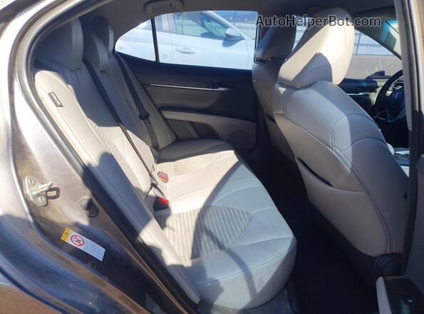 4T1B11HK6JU649227 2018 TOYOTA CAMRY Charcoal Widok tylnych siedzeń