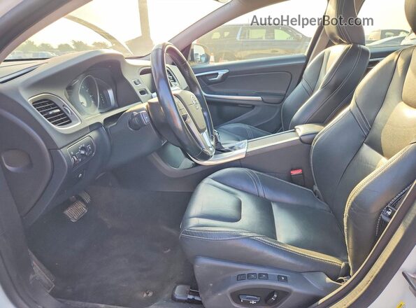YV126MFL5J2452798 2018 VOLVO S60 White Vista del salpicadero