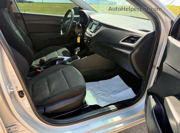 3KPC24A3XKE045092 2019 HYUNDAI ACCENT Silver Rear view