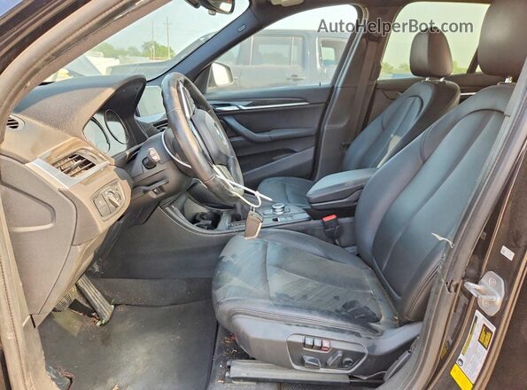 WBXHU7C58K3H45075 2019 BMW X1 Black Widok deski rozdzielczej