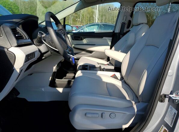5FNRL6H69TB008047 2026 HONDA ODYSSEY Silver Front interior view