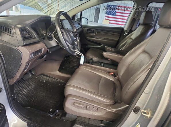 5FNRL6H73JB013203 2018 HONDA ODYSSEY Silver Front interior view